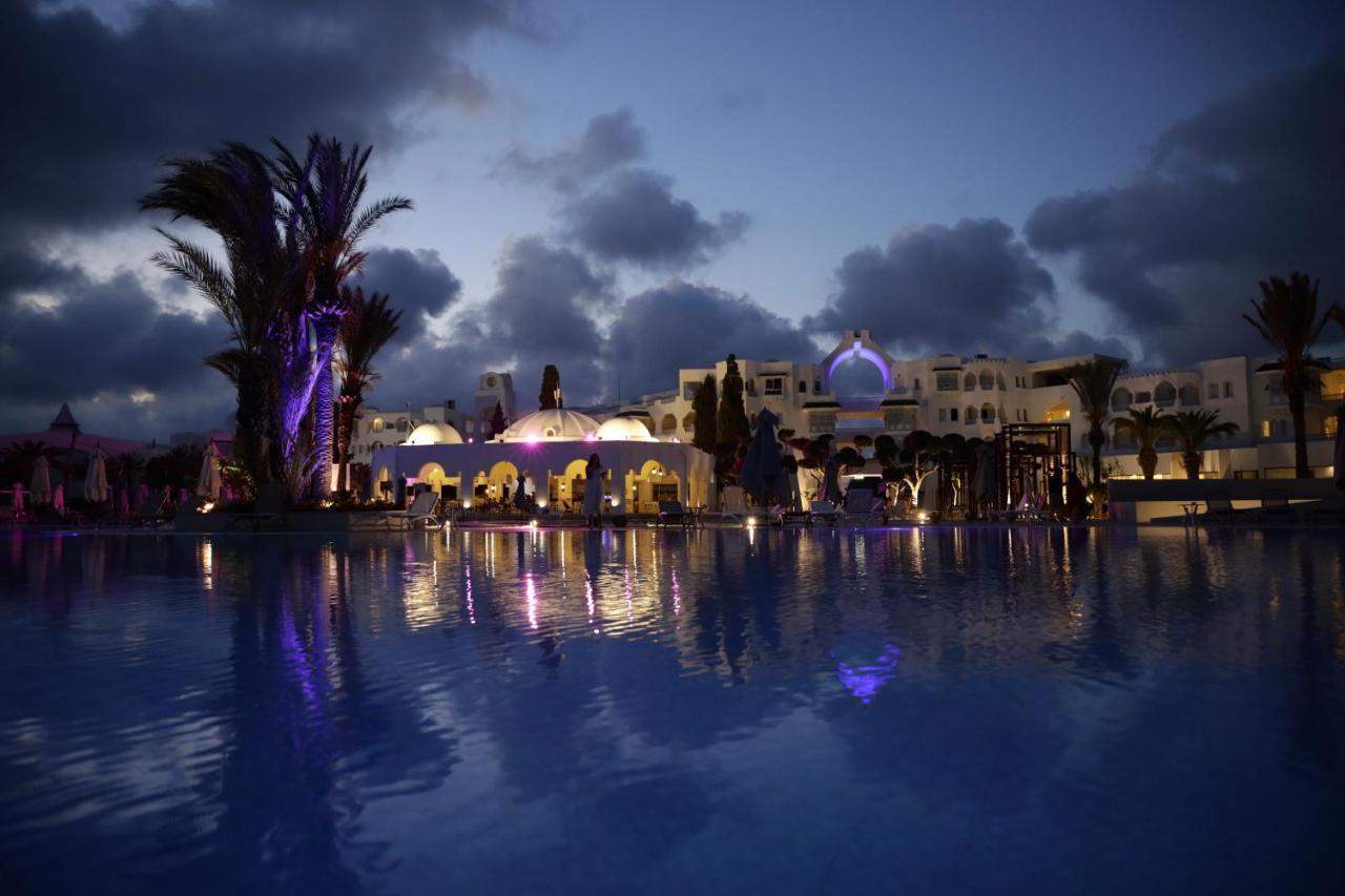 The Mirage Resort & Spa Al-Hammamat Bagian luar foto The Royal Mirage Hotel at night