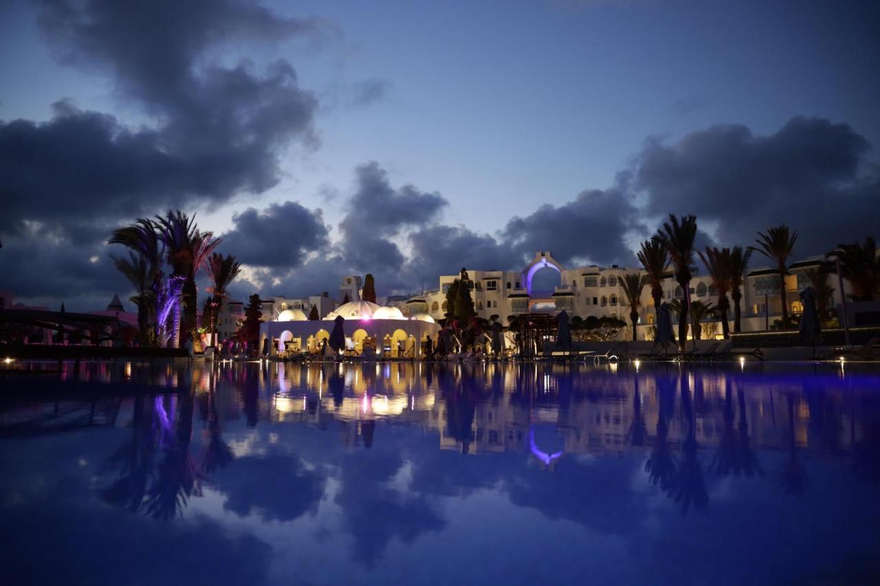 The Mirage Resort & Spa Al-Hammamat Bagian luar foto The Royal Mirage Hotel at night