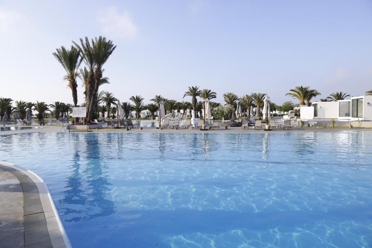 The Mirage Resort & Spa Al-Hammamat Bagian luar foto A swimming pool at a hotel in Cyprus