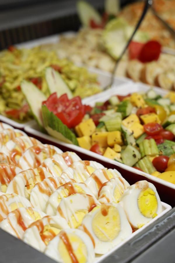 The Mirage Resort & Spa Al-Hammamat Bagian luar foto A salad of mango, avocado, and lime